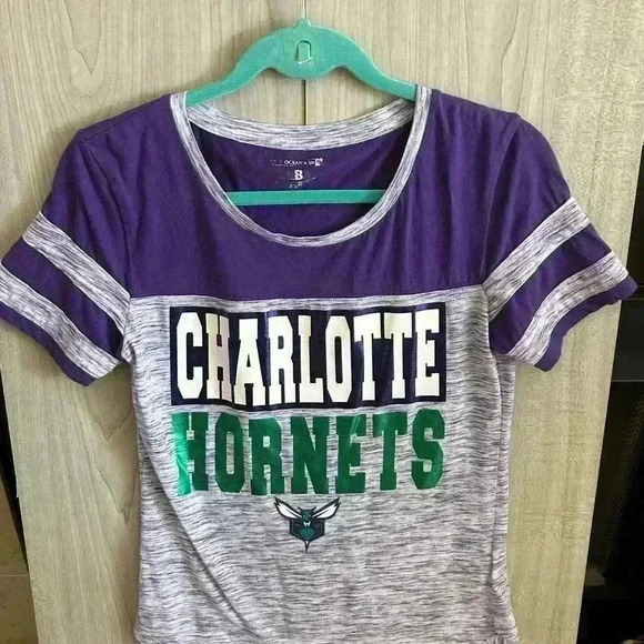 Charlotte Hornets T-shirt. Small. Purple and green. - Picture 1 of 2
